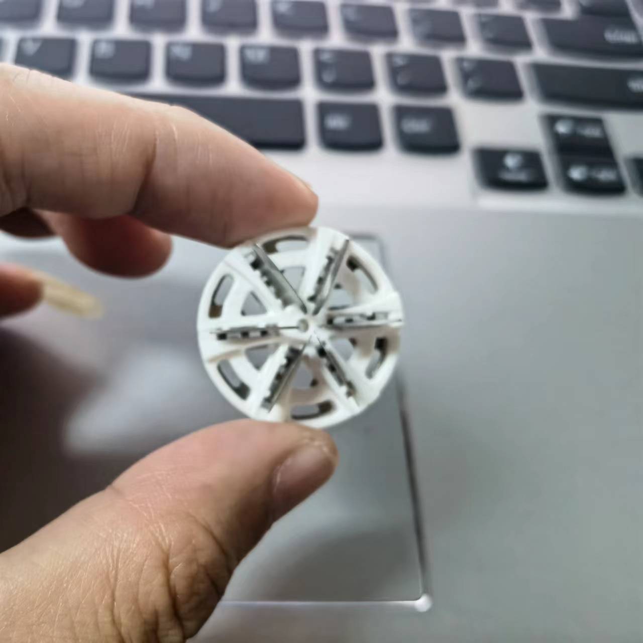 ماكينة حلاقة صغيرة محمولة بدون أسلاك للوجه قابلة لإعادة الشحن بمنفذ USB ماكينة حلاقة كهربائية للاستخدام الرطب والجاف بدون ألم صغيرة الحجم للحلاقة للرجال