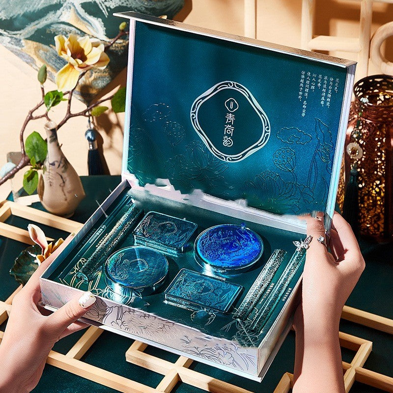 طقم مكياج مكون من ثماني قطع من أحمر الشفاه ومستحضر أساس هوائي (Air Cushion)